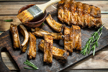 Chopped ribs grilled with a sauce.
