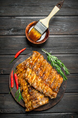 Grilled ribs with rosemary and hot chili peppers .