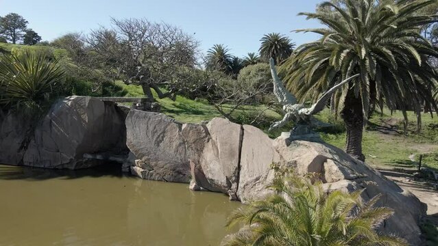 Monumento de piedra sobre cantera en laguna 