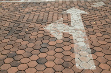 Arrow points pointing the way on the road surface 