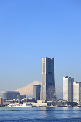 Obraz premium 大黒ふ頭から見た横浜みなとみらい21と富士山 (神奈川・横浜)