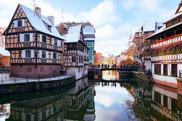 Fototapeta na wymiar Strasbourg old town and canal