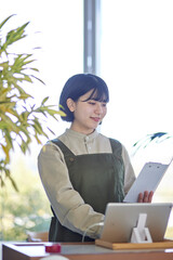 カフェで働く若い日本人の女性