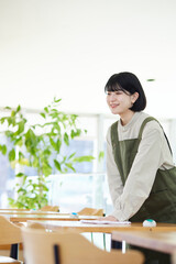 カフェで働く若い日本人の女性