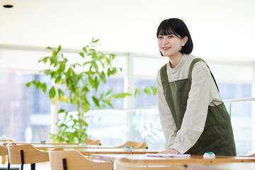 カフェで働く若い日本人の女性