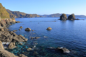 Fototapeta na wymiar 安和海岸線から双子島を眺める　冬　（高知県　須崎市）