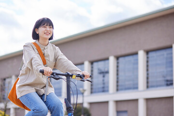 キャンパスライフを楽しむ日本人の大学生