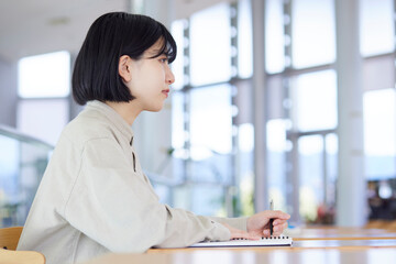 キャンパスライフを楽しむ日本人の大学生