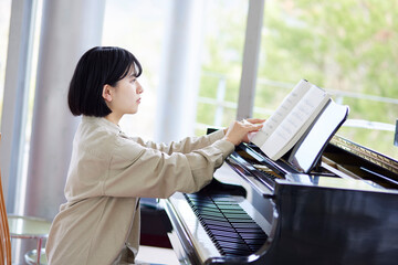 ピアノを演奏する若い日本人女性