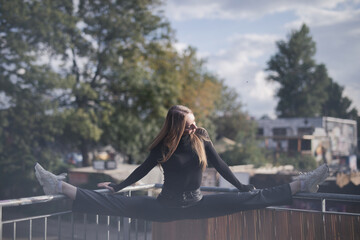 Künstler Pole Dancer Frau in Kunst AI  Spezial Effekte vor der Kamera mit Berliner Techno Musik...