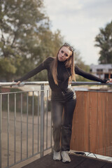 Künstler Pole Dancer Frau in Kunst AI  Spezial Effekte vor der Kamera mit Berliner Techno Musik Studio