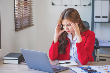 Obraz premium Concept Burnout Syndrome. Business Woman feels uncomfortable working. Which is caused by stress, accumulated from unsuccessful work And less resting body. Consult a specialist psychiatrist.