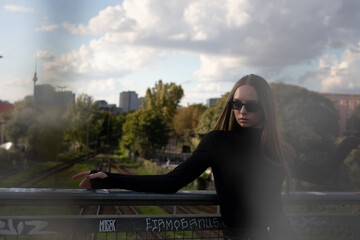 Künstler Pole Dance Frau in Kunst AI  Spezial Effekte vor der Kamera mit Berliner Techno Musik in...