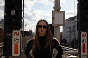 Künstler Pole Dance Frau in Kunst AI  Spezial Effekte vor der Kamera mit Berliner Techno Musik Studio