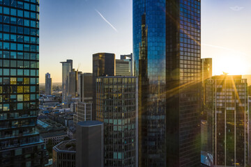 Drohnenaufnahme Hochhäuser Frankfurt Innenstadt Bankenviertel im Sonnenuntergang, Fassaden im Gegenlicht