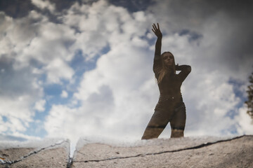 Fototapeta premium Künstler Pole Dance Frau in Kunst AI Spezial Effekte vor der Kamera mit Berliner Techno Musik Studio