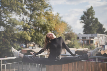 Künstler Pole Dance Frau in Kunst AI  Spezial Effekte vor der Kamera mit Berliner Techno Musik...