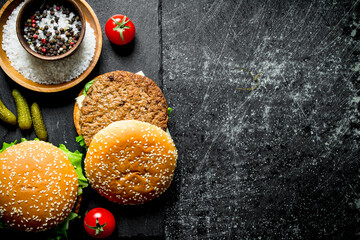 Burgers with spices, tomatoes and cucumbers.