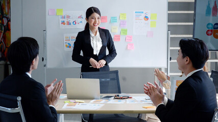 employees applaud for the manager to present the work.