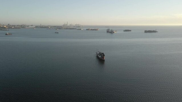 Barco encallado en el mar frente a una ciudad 12