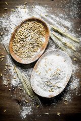 Flour with spikelets and grain in bowl.