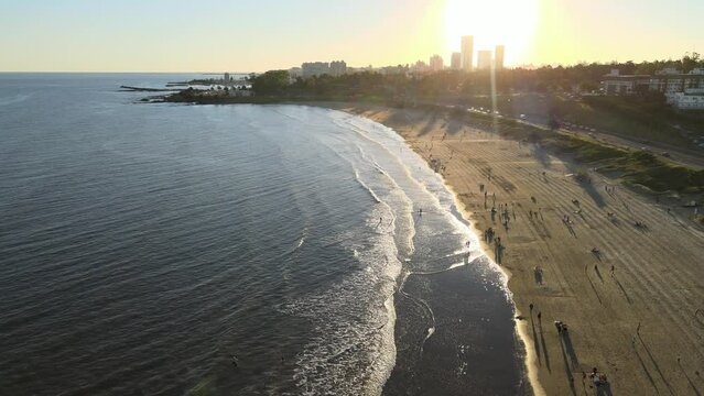 Inmenso sol se pone detras de gran ciudad 