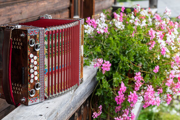 Steirische Harmonika auf Bauernhof Balkon. Zweireihiges traditionelles Akkordeon