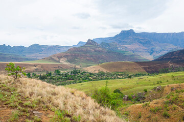 Fototapeta na wymiar The Drakensberg mountains in South Africa have some of the world's most beautiful trails. People from many countries come here to trek.. Drakensberg mountains in South Africa offer a perfect view. 