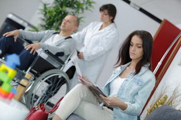 Obraz premium female patientsitting in doctors waiting room