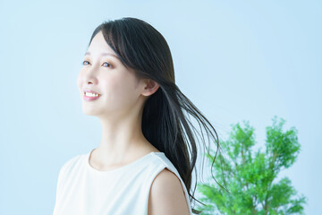 髪がなびいて笑顔の若い女性