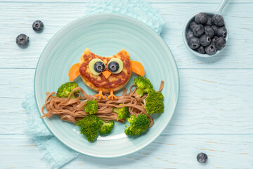 Funny owl chicken cutlet, carrot and broccoli with soba noodles for kids lunch