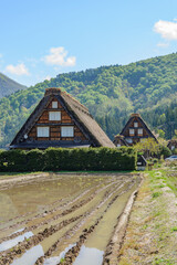 快晴の空をバックにした白川郷の合掌造り