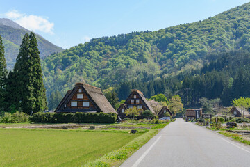 快晴の空をバックにした白川郷の合掌造り