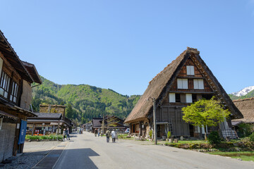 快晴の空をバックにした白川郷の合掌造り