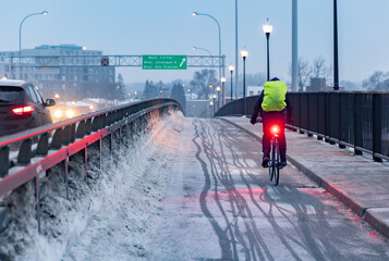 Cycliste sur le pont Viau à l'heure de pointe l'hiver