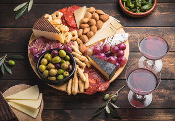 Appetizers boards with assorted  delicatessen cheese, salami, grape and nuts. Charcuterie and cheese platter, Spanish style and ingredients: olives, Pimientos, Chorizo, picos, cheese Semicurado. Top v - obrazy, fototapety, plakaty