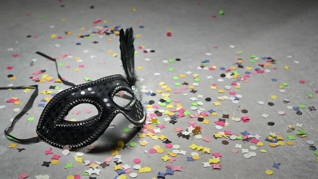Karneval Maske mit Konfetti 1