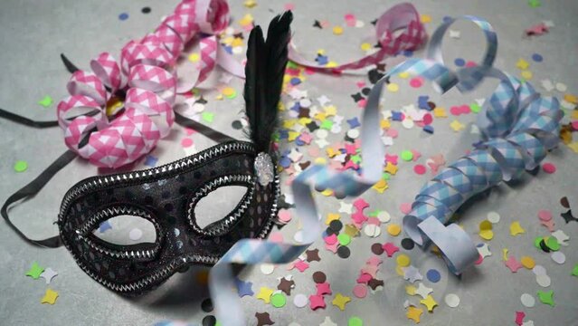 Karneval Maske und Luftschlange