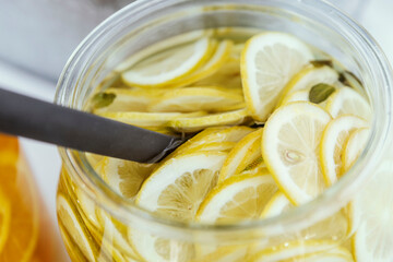 Bebida de limonada dentro de jarra de cristal