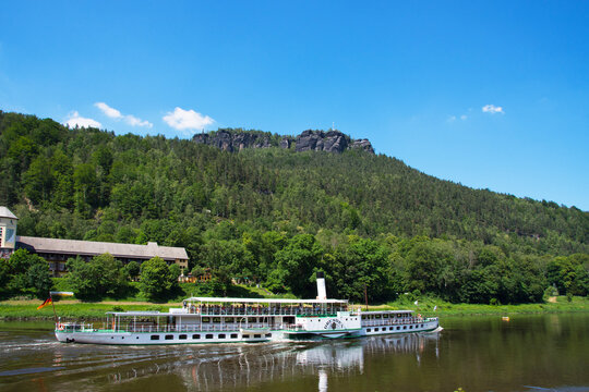Blick  &uuml;ber die Elbe zum Lilienstein in der S&auml;chsischen Schweiz