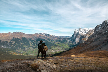 Obraz premium Couple overlooking mountains in the alps