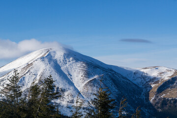 Fototapeta na wymiar Snowy mountain peak. Carpathians. Ukraine.