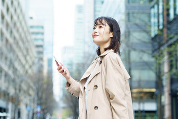 ビジネス街を歩く女性 