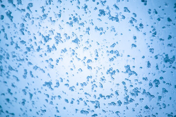 Photographie de grêle sur une vitre.