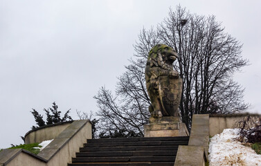 Obraz premium Lublin, Poland - 12.25.2022: Stone statue of a lion on the Castle Square in front of the Lublin Castle