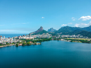 Obraz premium High-angle view of a neighborhood near a lagoon in Rio de Janeiro city