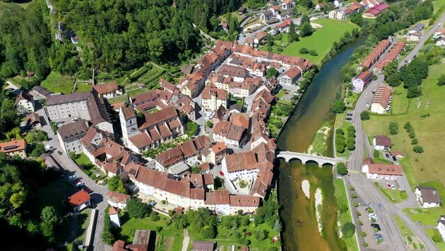 Picturesque Swiss village of Saint-Ursanne on the Doubs River, Switzerland. Village Saint-Ursanne in the district of Porrentruy in the canton of Jura, Switzerland. Saint Ursanne, Jura, Suisse