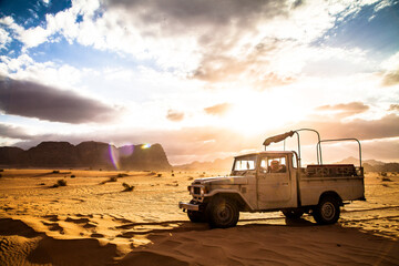 Der Jeep in der Wüste von WadiRum in Jordaninen