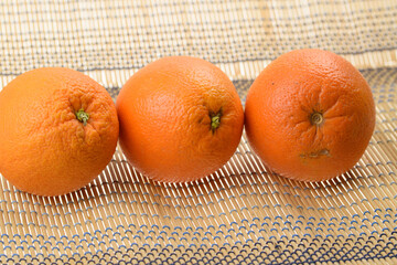 Drei reife Apfelsinen, Orangen zum Verzehr bereit