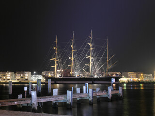 Fototapeta na wymiar Die Passat als historisches Segelboot bei Nacht im Hafen von Travemünde Deutschland